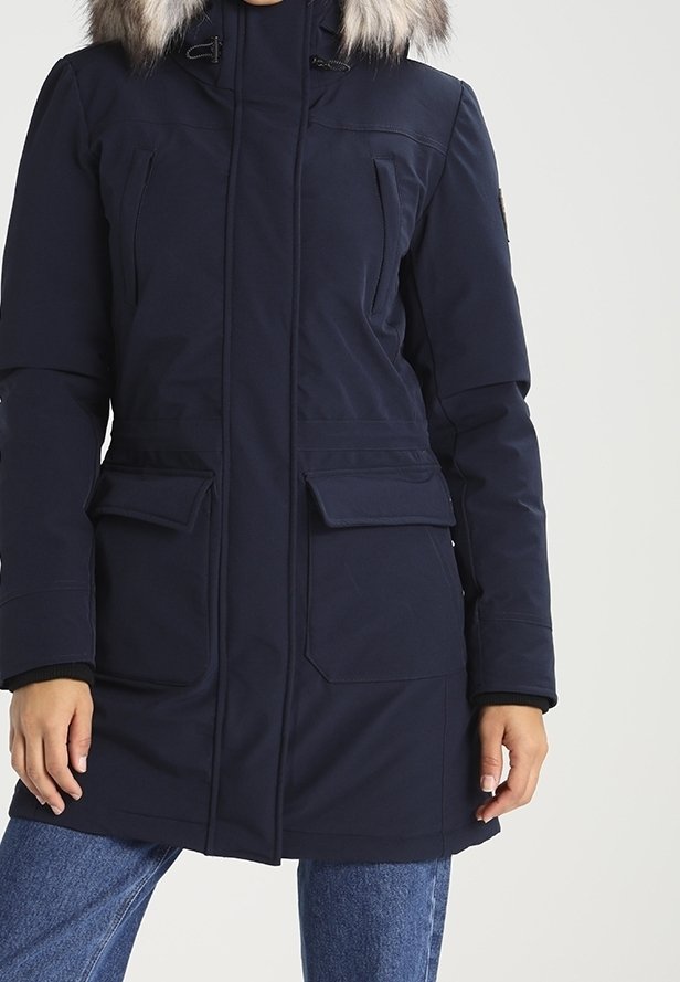 Marinblå vinterparka med huva dekorera med päls, två framfickor, dragkedjestängning och elastiska manschetter för värme och skydd mot kallt väder.