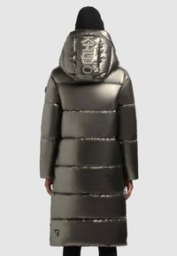 Lange pufferjack in metallic grijs met een grote capuchon, vertonend horizontale gestikte panelen en logodetail op de achterkant. Textuur, glanzende afwerking.