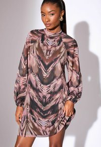 Rochie cu mâneci lungi, cu un model abstract în nuanțe de roz, negru și maro, având accente din mărgele și un decolteu înalt. Material ușor, fluid.
