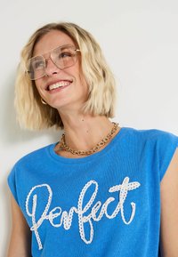 Grain de Malice COL ROND - Camiseta estampada - bleu