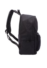 Zaino in tessuto nero con spallacci imbottiti, una tasca frontale e forma arrotondata. Texture liscia con cuciture rinforzate.