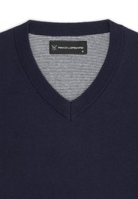 Granatowy sweter w serek wykonany z gładkiego materiału, z paskowanym wewnętrznym kołnierzem i metką z logo. Prosty design z ściągaczem.