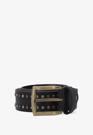 Zwarte leren riem met rijen van zilveren en bronzen studs en een grote verweerde rechthoekige gesp van messing, opgerold op een witte achtergrond.