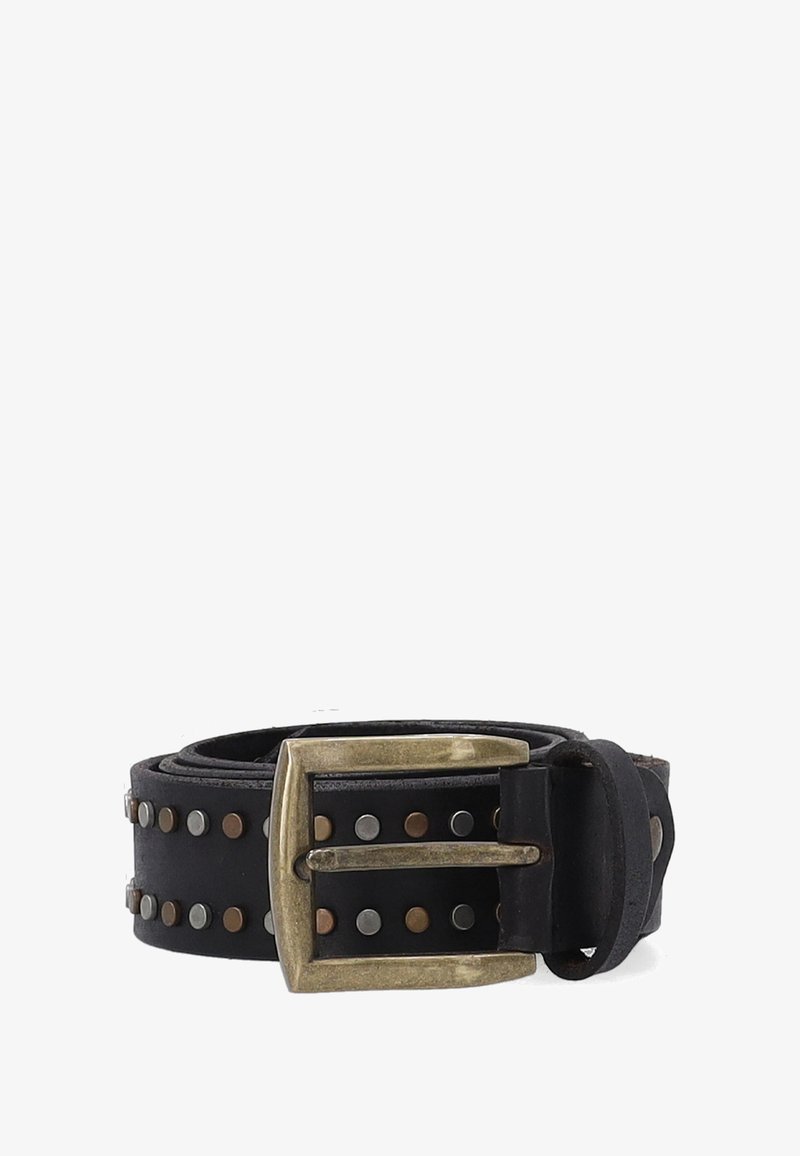 Schwarzer Ledergürtel mit Reihen aus silbernen und bronzefarbenen Nieten und einer großen, angelaufenen rechteckigen Messingschnalle, auf einem weißen Hintergrund zusammengerollt.