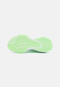 Nike Performance ZOOMX INVINCIBLE FK 3 - Scarpe da corsa su strada - white/vapor green/barely green/green glow