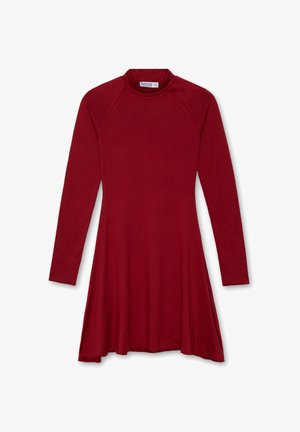 Vestido rojo de manga larga con cuello alto. Está hecho de un tejido suave, presenta una falda acampanada y una textura lisa sin estampados.