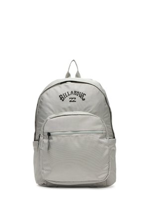 Sac à dos Billabong gris clair avec une poche avant zippée, une poignée supérieure et un logo imprimé au-dessus de la fermeture éclair du compartiment principal.
