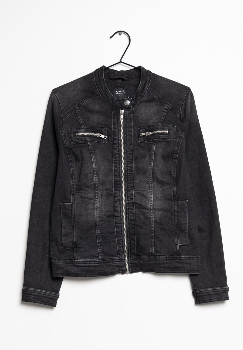 Veste en denim noire avec fermeture éclair à l'avant, deux poches poitrine zippées et manches longues, suspendue sur un cintre noir.