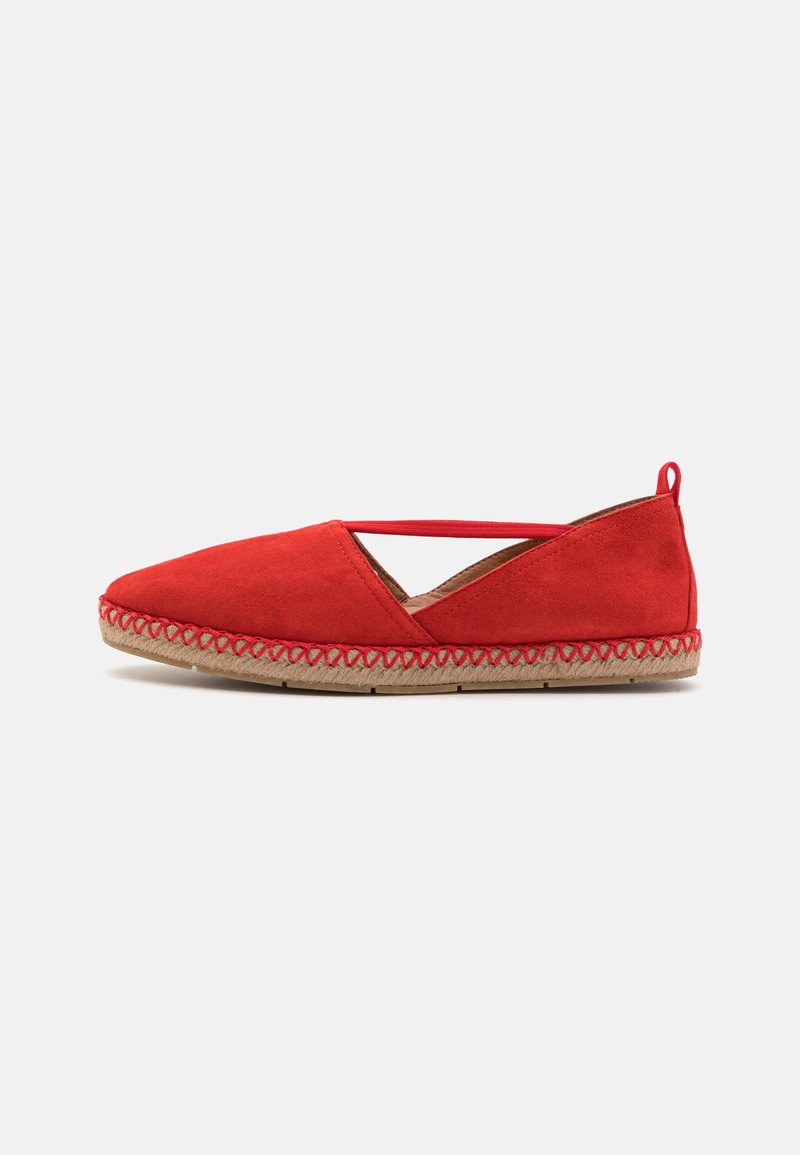 Rode suède espadrille met uitsnijdingen, jute zool en contrasterende rode stiksels langs de rand. Rondere teen en platte hak.