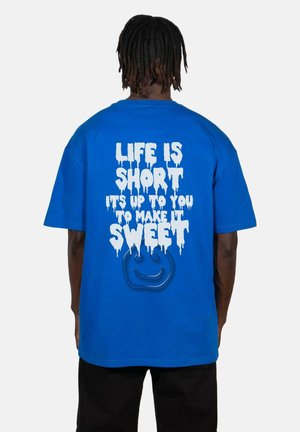 LIFE IS SHORT - Marškinėliai su spaudiniu - cobalt blue