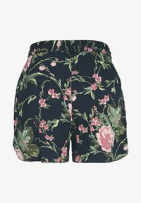 Květinové šortky s tmavě modrým pozadím zdobeným růžovými a zelenými květinovými vzory, elastickým pasem a lehkou látkou.
