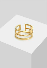 Zlatni metalni prsten s otvorenim dizajnom koji sadrži detalj u obliku uvrnute užadi i geometrijske izreze sa svake strane. Glatka površinska obrada.
