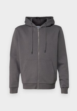 Sudadera gris con cremallera, fabricada en un tejido suave, que cuenta con capucha, cordón y bolsillos frontales. Diseño liso con puños y dobladillo acanalados.