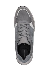 Scarpa sportiva grigia con tomaia in rete, dettagli in suede e lacci piatti. Presenta una punta arrotondata e una suola nera. Logo visibile all'interno.