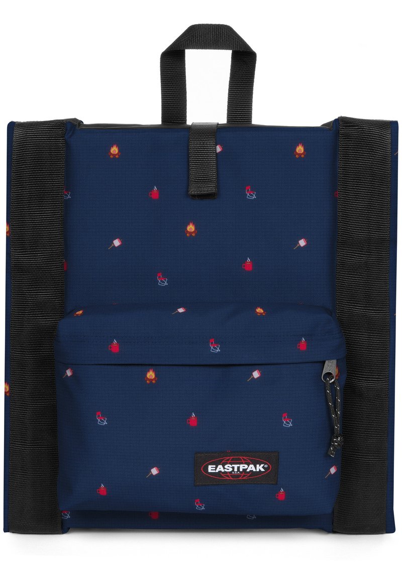 Sac à dos bleu marine avec un motif de camping répétitif, doté d'une poche avant et de bretelles noires. Tissu durable avec une texture lisse.