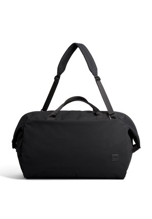 Borsa da viaggio nera con tracolla imbottita e regolabile e due maniglie per il trasporto, su sfondo bianco.