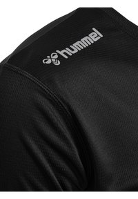 Zwarte sportshirt met een gestructureerde stof, korte mouwen en een grijs 'hummel' logo op de schouder.