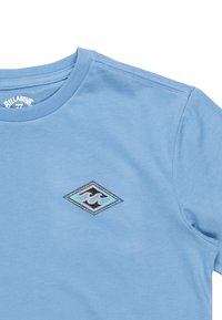 Světle modré bavlněné tričko s kulatým výstřihem a krátkými rukávy. Disponuje vyšívaným logem ve tvaru diamantu v černé, bílé a modré barvě.