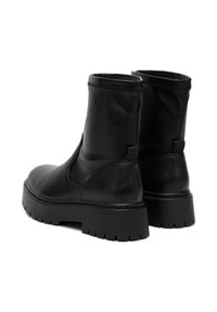 Melnas ādas potīšu zābaki ar gludu tekstūru, noapaļota purngalu, elastīgām malām un masīvu gumijas zoli. Iespējamas arī cilpas aizmugurē.