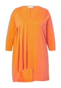 Leuchtend orangefarbener Tunika mit V-Ausschnitt, dreiviertel Ärmeln und plissiertem Design. Hergestellt aus weichem Stoff, mit einem lockeren Schnitt und abgerundetem Saum.