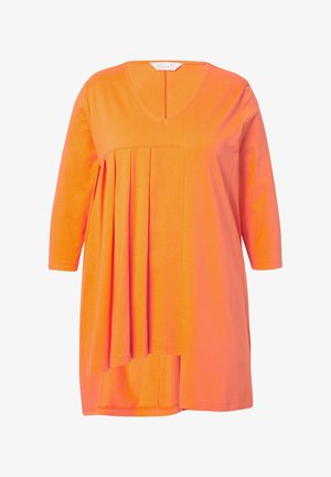 Felrood tuniek met een V-hals, driekwart mouwen en een geplooid ontwerp. Gemaakt van zachte stof, met een comfortabele pasvorm en een afgeronde zoom.