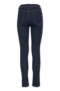 Vaqueros ajustados en denim azul oscuro. Diseño de cinco bolsillos con costuras visibles, ligero desgaste en el dobladillo y una cinturilla estándar.