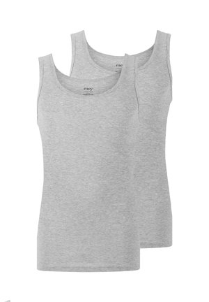 To simple lysegrå ærmeløse tanktops lavet af blødt bomuldsstof, vist overlappende på en hvid baggrund.
