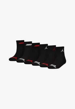 Calcetines deportivos negros, paquete de seis, con diferentes logotipos en rojo y blanco, con puños acanalados y punteras reforzadas. Textura suave, altura hasta el tobillo.