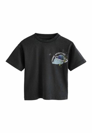 T-shirt in cotone nero con maniche corte e colletto rotondo, caratterizzato da una grafica colorata di un pianeta e nuvole con il testo "AVVENTURA COSMICA".