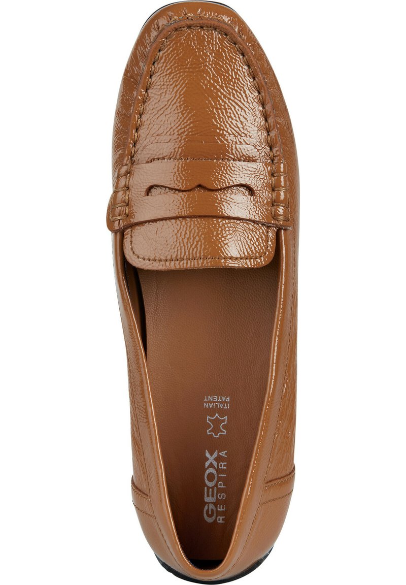 Brązowe lakierowane niskie buty loafers z wyszywanym czubkiem mokasyna, płaską podeszwą i subtelnym logo wewnątrz. Gładka tekstura z błyszczącym wykończeniem.