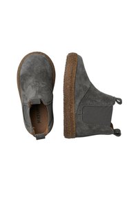Šedé semišové kotníkové boty s flexibilní elastickou boční panelem, prošitou dekorací a texturovanou hnědou gumovou podešví pro lepší přilnavost.