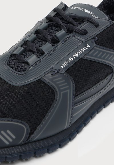 Μαύρο sneaker Emporio Armani με ύφασμα από δίχτυ, συνθετικά επικαλύμματα, κορδόνια και λεπτομέρειες με λογότυπο στο πλάι και στη γλώσσα.