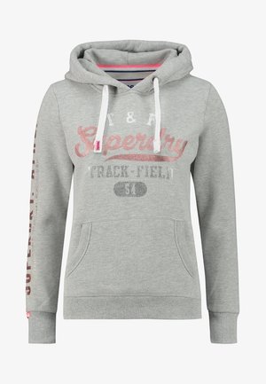 Sweat à capuche gris clair avec cordons blancs, poche avant et texte "Superdry Track & Field" rose et argenté sur la poitrine et la manche.