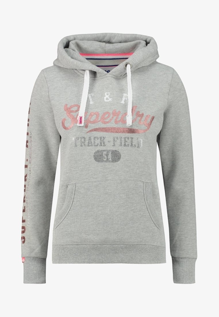 Sweat à capuche gris clair avec cordons blancs, poche avant et texte "Superdry Track & Field" rose et argenté sur la poitrine et la manche.