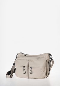 Beige Umhängetasche mit zwei Fronttaschen, schwarzen Reißverschluss-Zippern, verstellbarem Gurt und glatter Stofftextur. Abgerundete Form mit minimalistischem Design.