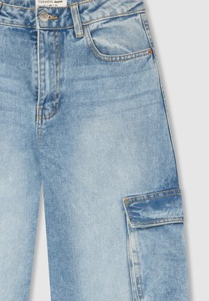Jasnoniebieskie dżinsy o luźnym kroju, z przednimi kieszeniami oraz boczną kieszenią cargo z przeszywanym detalem.