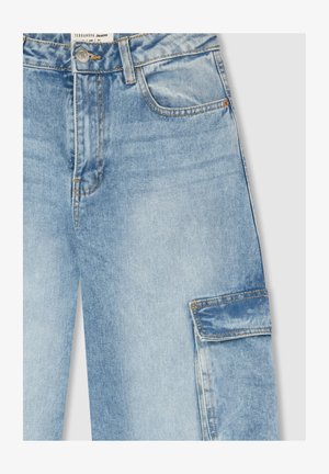 Jasnoniebieskie dżinsy o luźnym kroju, z przednimi kieszeniami oraz boczną kieszenią cargo z przeszywanym detalem.