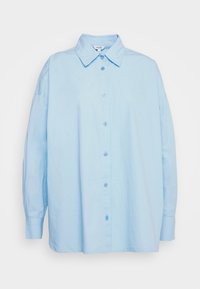 Camisa de botão de manga longa, azul clara, feita de um tecido suave. Apresenta um colarinho clássico, fecho frontal com botões e um corte descontraído.