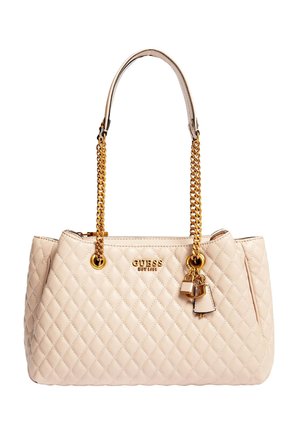 Beżowa pikowana torebka na ramię z złotymi łańcuszkowymi paskami, złotym logo GUESS oraz ozdobnymi złotymi zawieszkami w kształcie kłódki i kluczyka.
