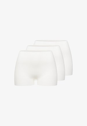 Drei Paare schlichter, weißer nahtloser Boxershorts, in versetzter Reihe auf weißem Hintergrund angeordnet.