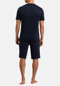 T-shirt de sport bleu marine à manches courtes et short assorti, fabriqués à partir d'un tissu léger et doux, présentés de dos.