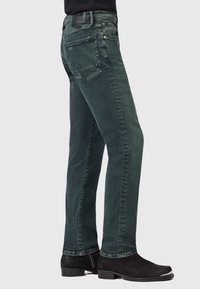 Tmavě zelené džíny z denimového materiálu se středně širokým střihem, s klasickým pětiokým designem a jemnými detaily v prošívání.