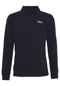 Granatowa koszula polo z długim rękawem, z kołnierzykiem i dwoma guzikami, z małym logo "Barbour International" po lewej stronie klatki piersiowej.