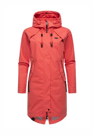 Veste imperméable corail avec capuche, fermeture éclair intégrale, cordons de serrage et deux poches latérales. Elle présente un design mi-long et une finition élégante.