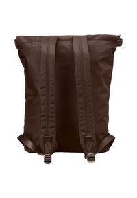 Sac à dos en nylon brun de forme rectangulaire, doté de deux larges bretelles et de détails en métal. Texture lisse et design minimaliste.