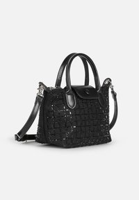 Borsa a tracolla nera intrecciata con dettagli in pelle, caratterizzata da una forma strutturata, manici corti e una tracolla staccabile. Superficie testurizzata con un motivo a griglia.