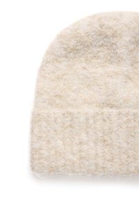 Berretto in lana di colore bianco sporco, caratterizzato da una superficie morbida e testurizzata con un leggero peluche. Design classico con orlo piegato alla base.
