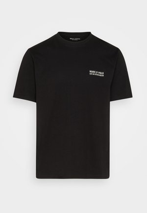 Schwarzes T-Shirt mit kurzen Ärmeln und Rundhalsausschnitt mit kleinem weißen Text "MARC O' POLO EST. IN STOCKHOLM" auf der linken Brust.