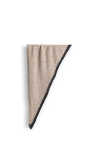 Sciarpa triangolare beige realizzata in tessuto morbido con una texture leggera, caratterizzata da un bordo scuro lungo un lato.