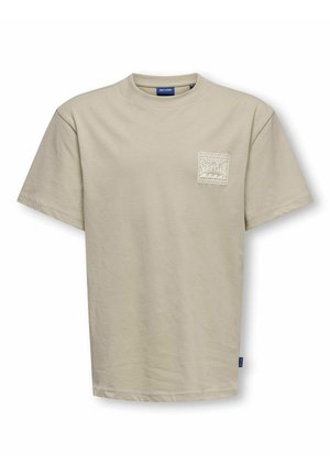 Beżowy bawełniany T-shirt z krótkim rękawem, z okrągłym dekoltem i małą białą grafiką o tematyce surfingowej po lewej stronie klatki piersiowej.